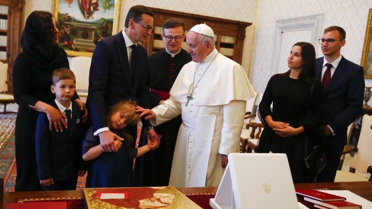 Папа Франциск с полския министър-председател и семейството му