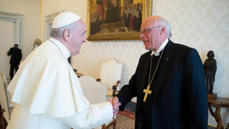 Landesbischof Gerhard Ulrich beim Händedruck mit Papst Franziskus