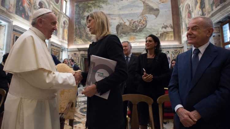 教宗接见国际新闻奖代表团