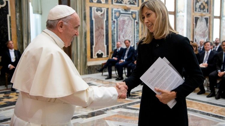  Papa  gazetarëve:  e vërteta duhet të fitojë mbi interesat e palëve kundërshtare