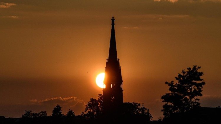 Kirchturm bei Sonnenuntergang 