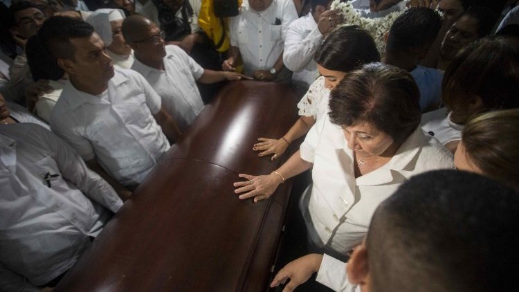Obando Bravo bíboros temetése Nicaraguában