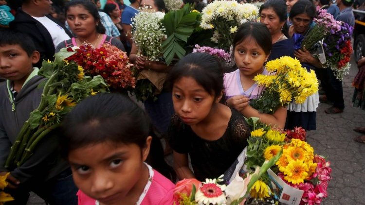 guatemalans-begin-to-bury-victims-of-fuego-vo-1528162954902.jpg