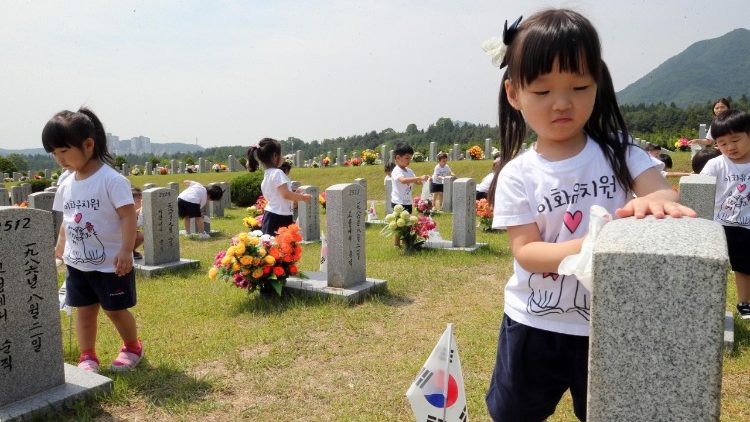 Kinder schmücken Grabsteine in Daejeon - Erinnerung an den Koreakrieg