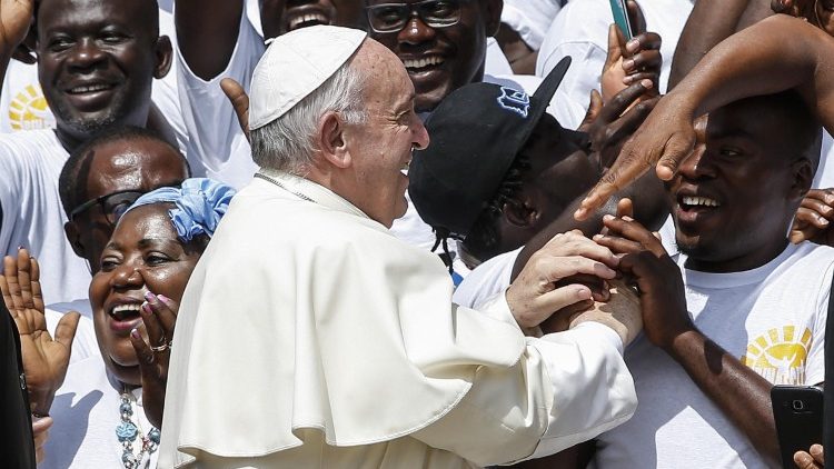 Archivbild: Papst Franziskus und einige Migranten