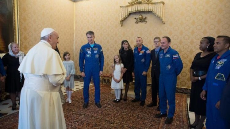 Papa Franjo i članovi misije Međunarodne svemirske postaje (Vatikan, 8. lipnja 2018.)