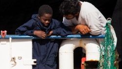 migranti--giunta-in-porto-reggio-c--nave-ong--1528539466320.jpg