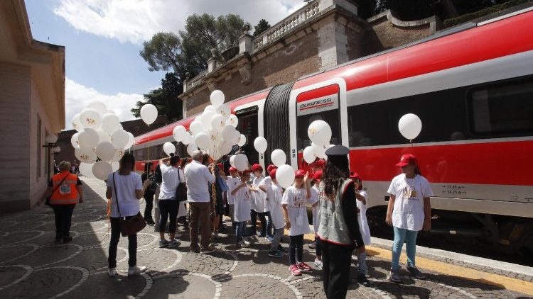 Le train des enfants arrive de Milan