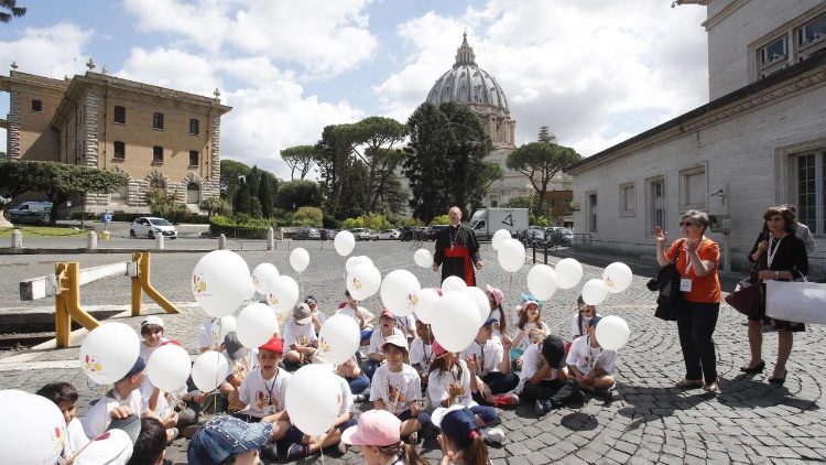 Деца участници в инициативата "Детско влакче" във Ватикана