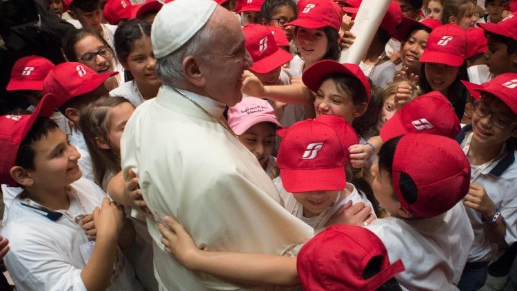 Ferenc pápa gyerekekkel találkozik