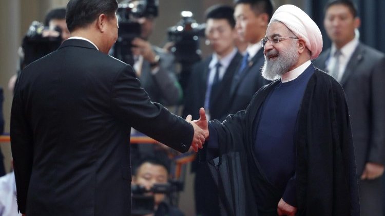 Iranischer Präsident (r) bei einem diplomatischen Treffen in Schanghai
