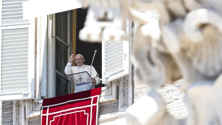 Папа Франциск промовляє з вікна Апостольського палацу