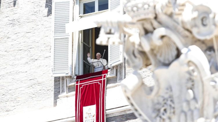 Papa në lutjen e Engjëllit të Tënzot