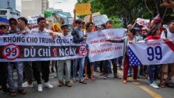 vietnamese-people-protest-against-a-draft-law-1528714052027.jpg