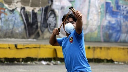 Au Nicaragua, bâtons et sifflets contre balles réelles