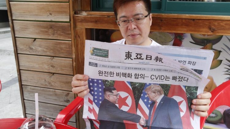 Un sudcoreano legge un giornale che parla del summit di Singapore