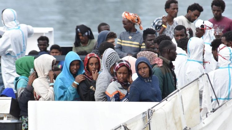 Migranti in attesa di sbarcare 