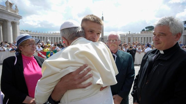 Påven omfamnar Tomas Komenda