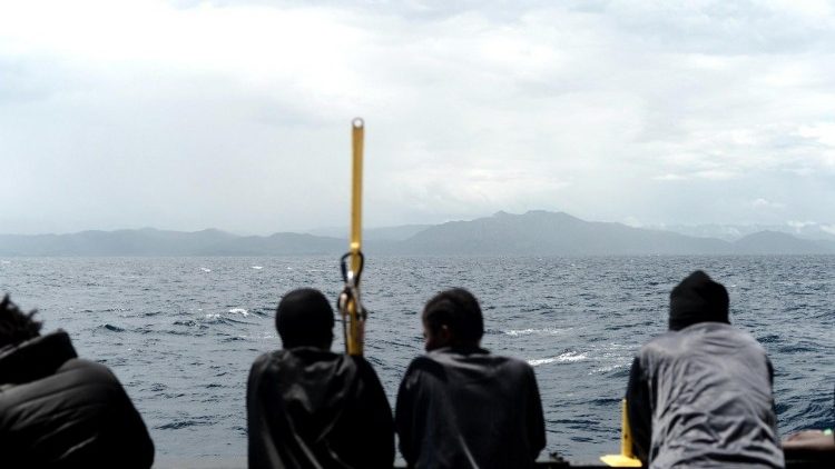 Migranten auf einem Schiff