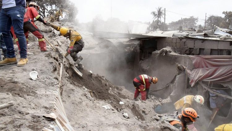 Potraga za nastradalima od erupcije vulkana Fuego u Gvatemali