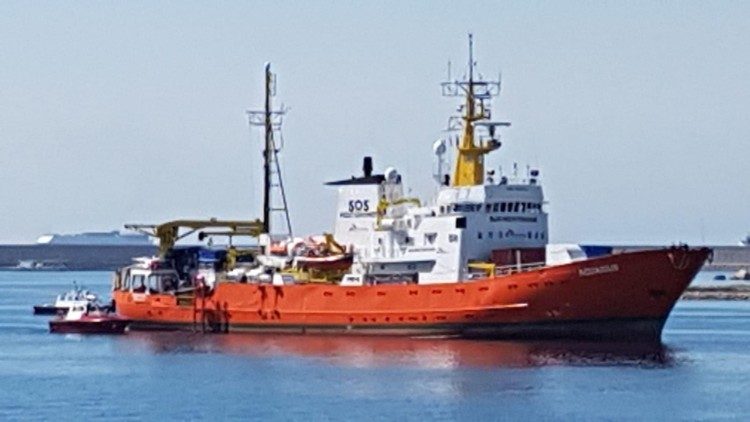 Statek z migrantami wpływa do portu w Walencji