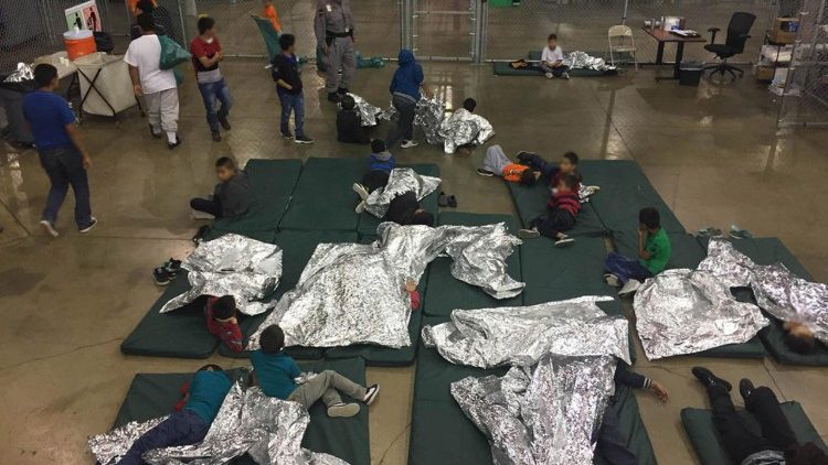 Crianças separadas dos pais ao cruzarem a fronteira entre EUA e México