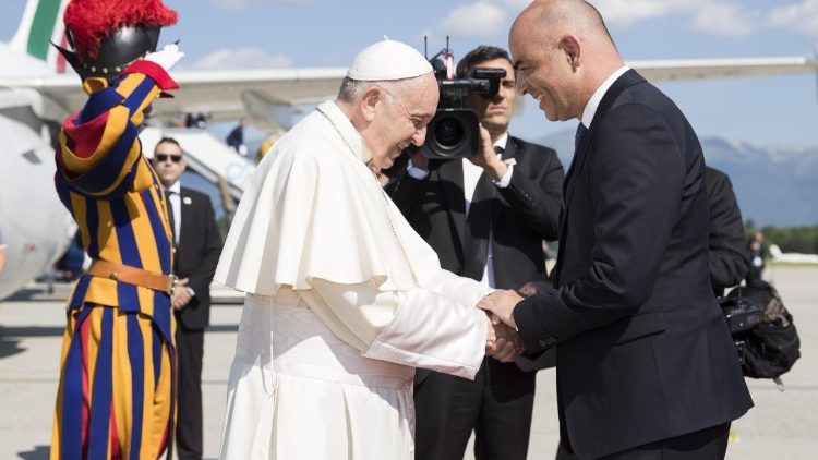 Le Pape accueilli par le président suisse, Alain Berset, à l'aéroport de Genève, le 21 juin 2018.