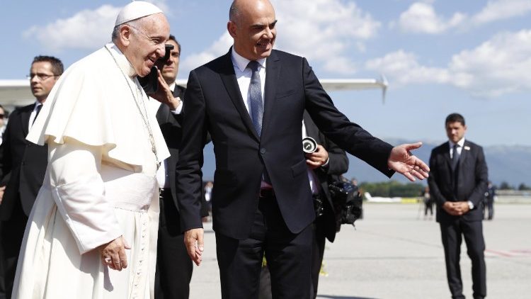 pope-francis-visits-the-world-council-of-chur-1529570653412.jpg