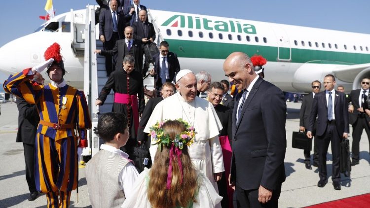 Papież Franciszek witany na lotnisku w Genewie