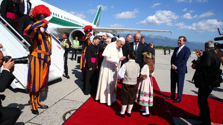 Kinder begrüßen den Papst auf dem Rollfeld des Genfer Flughafens