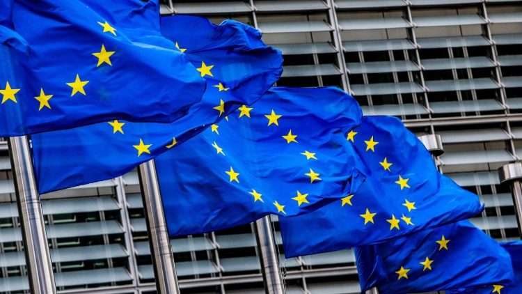 Des drapeaux européens devant la Commission à Bruxelles. 