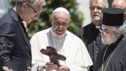 pope-francis-visits-the-world-council-of-chur-1529585953075.jpg