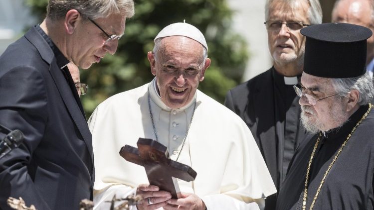 O Secretário-geral do Conselho Mundial de Igrejas acompanha o Papa Francisco durante visita a Genebra, em 21 de junho de 2018