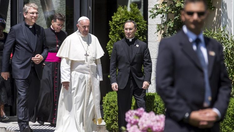 Mgr Mark Miles marche derrière le Pape sur cette photo prise lors de la visite du Saint-Père à Genève, le 21 juin 2018.