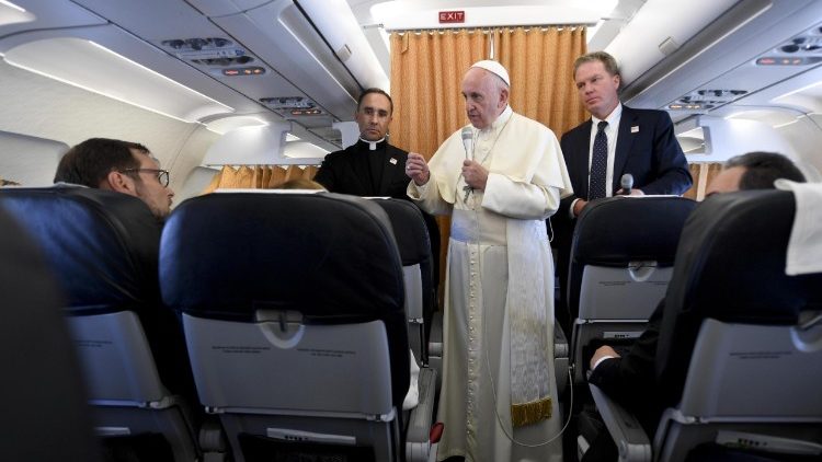 Папа падчас прэс-канферэнцыі на борце самалёта