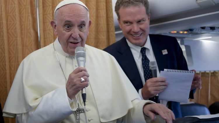 Le Pape François lors de la conférence de presse dans l'avion de retour de Genève. 