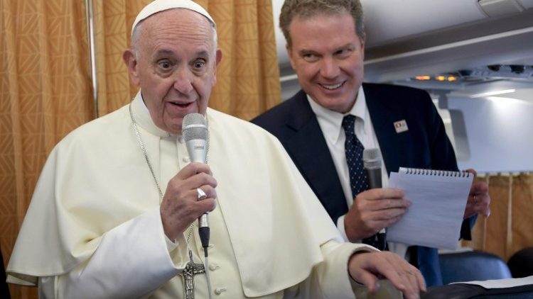 Папата разговаря с журналисти за икуменизъм и миграции на връщане от Женева