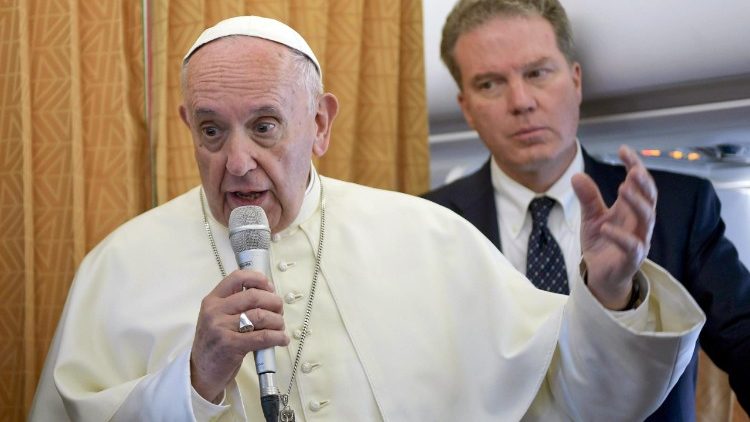 Papa Franjo za vrijeme tiskovne konferencija na povratku iz Ženeve
