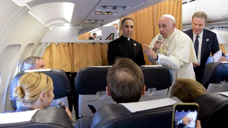 विमान में पत्रकारों से बातें करते हुए संत पापा फ्राँसिस