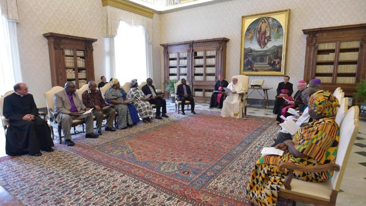 Papa Franjo s izaslanstvom organizacije afričkih neovisnih Crkvi (Vatikan, 23. lipnja 2018.)