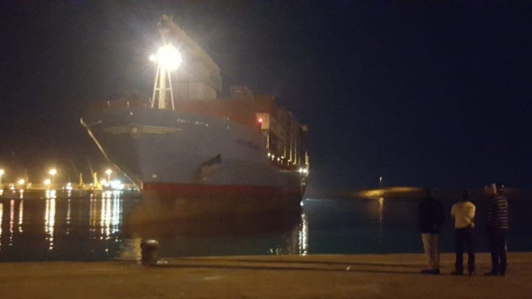 Das Containerschiff Alexander Maersk mit 110 geretteten Migranten an Bord hat Montagnacht im süditaliensichen Hafen Pozzallo angelegt