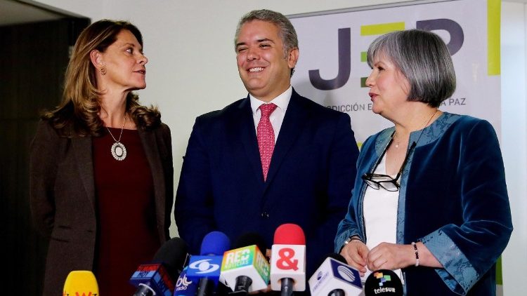 Dienstag in Bogota: Ivan Duque (Mitte), frisch gewählter Präsident zwischen Vizepräsidentin Ramirez (li) und der Präsidentin "Special Justice for Peace", Linares (re).