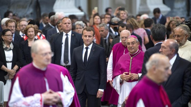 Entrée solennelle du président Macron, chanoine d'honneur de St Jean de Latran