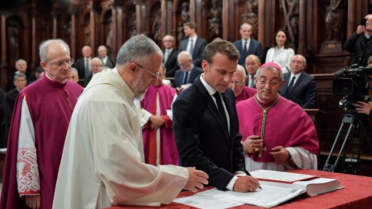 Prezident Macron podepisuje dokument o převzetí čestného kanonikátu v Bazilice sv. Jana na Lateránu