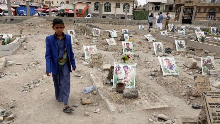 Bambino yemenita nel cimitero di Sanaa