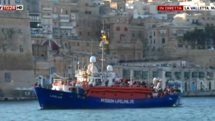 Un bateau transportant des migrants sauvés d'un naufrage dans le port de La Valette (archives 2018).