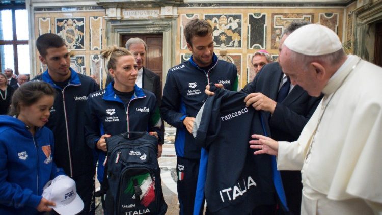Papa Franjo primio u audijenciju izaslanstvo Talijanskog plivačkog saveza (Vatikan, 28. lipnja 2018.)