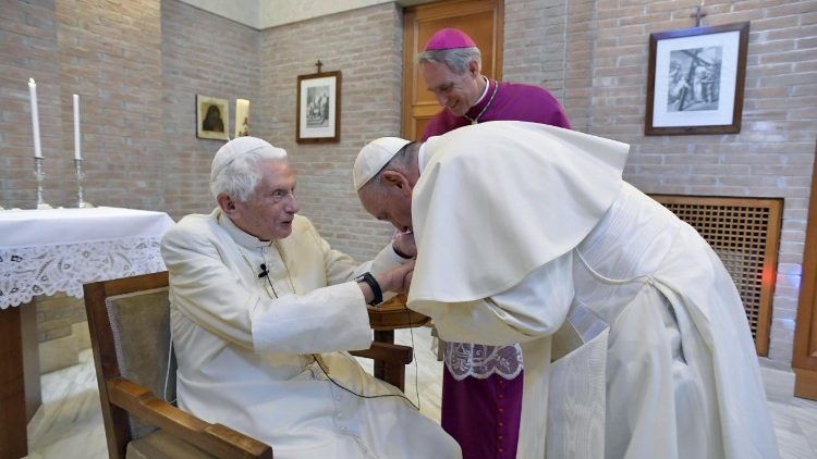 Papst Franziskus küsst seinem Vorgänger Papst Benedikt die Hand