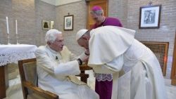 pope-francis-with-new-cardinals-meets-pope-em-1530208810952.jpg