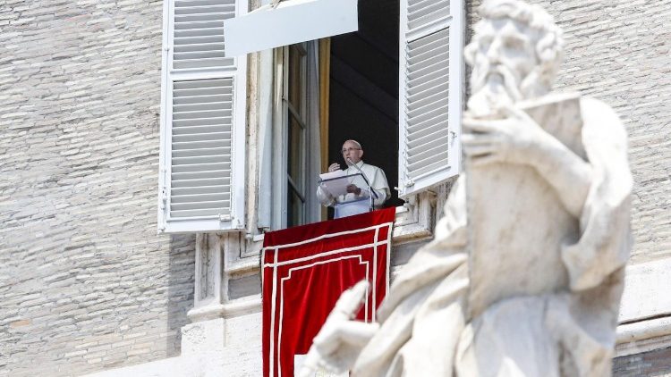 Papa Franjo na prozoru Apostolske palače tijekom podnevnoga nagovora na svetkovinu svetih Petra i Pavla; 29. lipnja 2018.